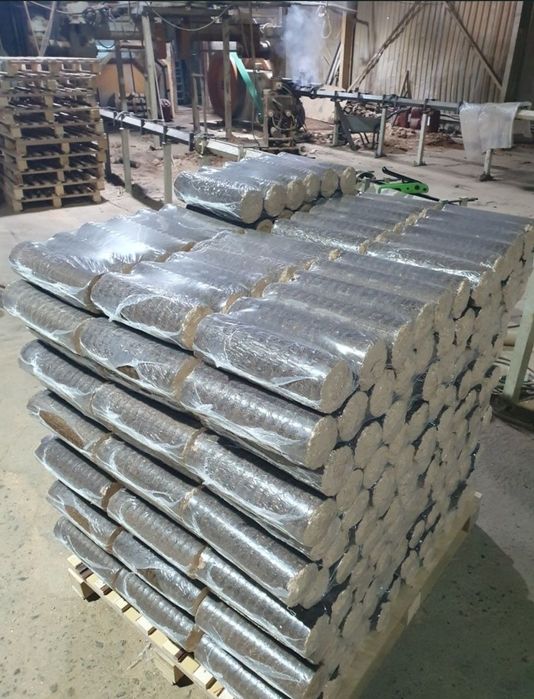 Lemn de fag paletizat și brichete livrare la domiciliu