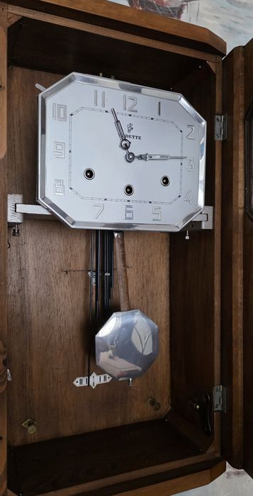 Настенные четвертные часы с боем.