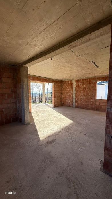 Casa la rosu in Grosi, 144 mp construiti, teren 536 mp, priveliste sup