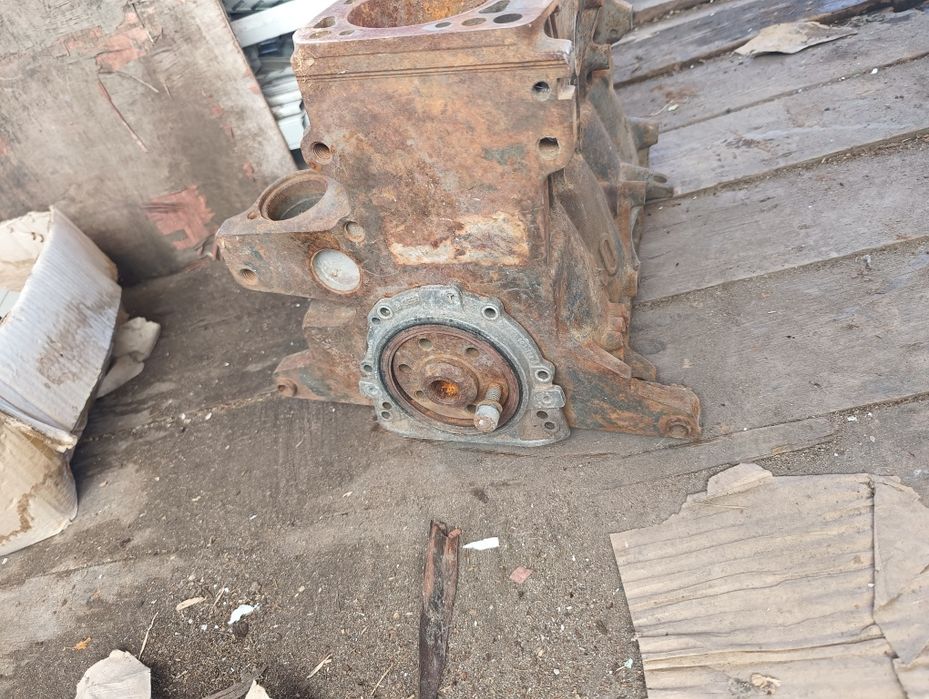 Блок цилиндров Audi 80 B3 2л