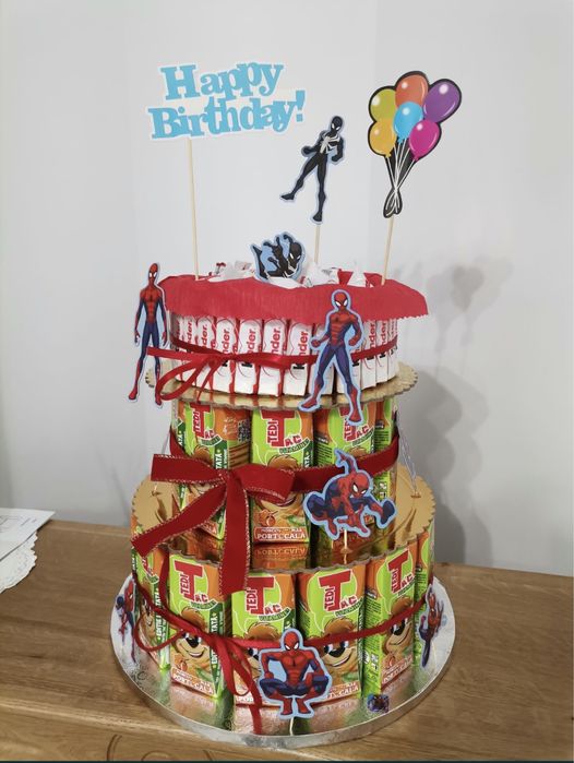 Tort din dulciuri ambalate