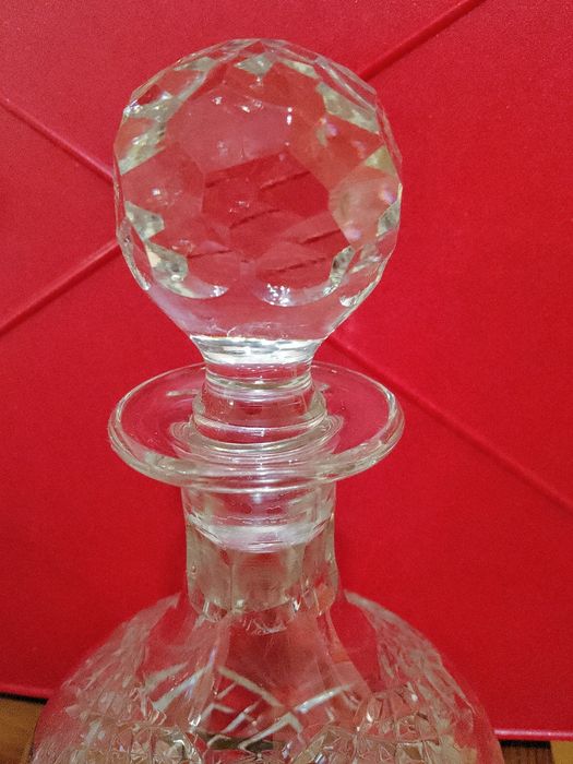 Две кристални гарафи и 6 кристални чаши за ракия