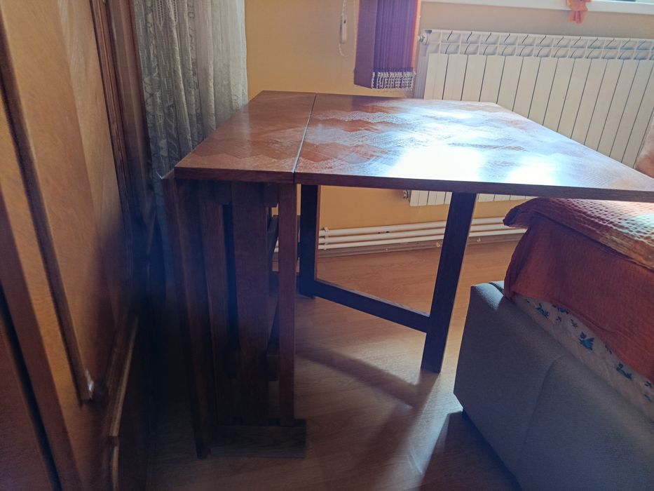 Vând masă extensibilă lemn masiv 6 persoane . Aspect îngrijit și foarte bine păstrată.Grad de uzură zero.