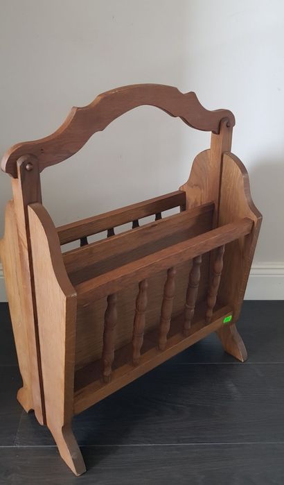 Măsuță veche pentru cafea și ziare/reviste