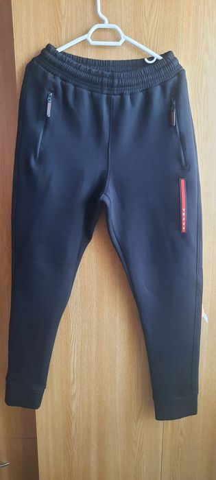 Costum trening Prada este negru bumbac material anti transpiratie.