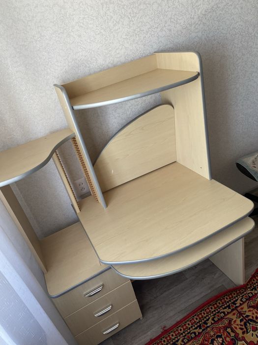 Продам компьютерный столик,в хорошем качестве.