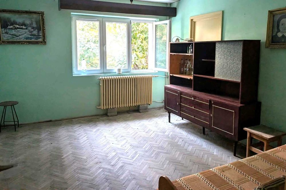 Ap. 2 cam. semidec., 47 mp, et.1, 500 m de Liceul Lahovari, Rm.Valcea