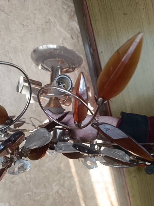 Люстра в хорошем состоянии