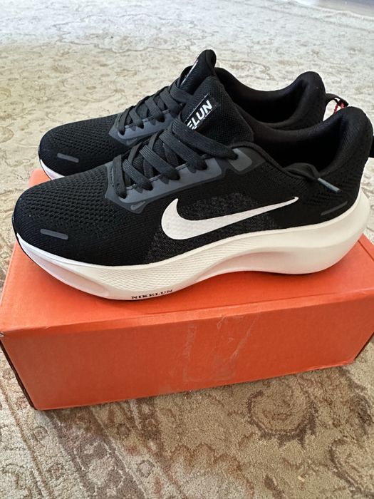 Продам кроссовки Nike, размер 40 . Новые