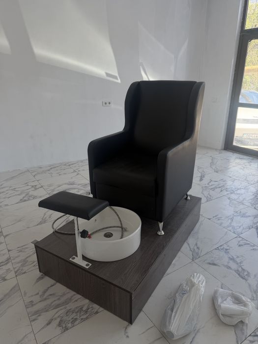 Педикюрое кресло, раковина и подиум