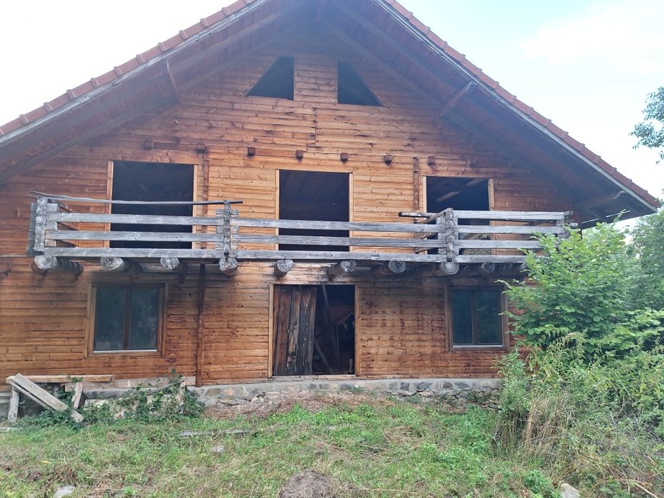 Vând cabana de lemn semirotund