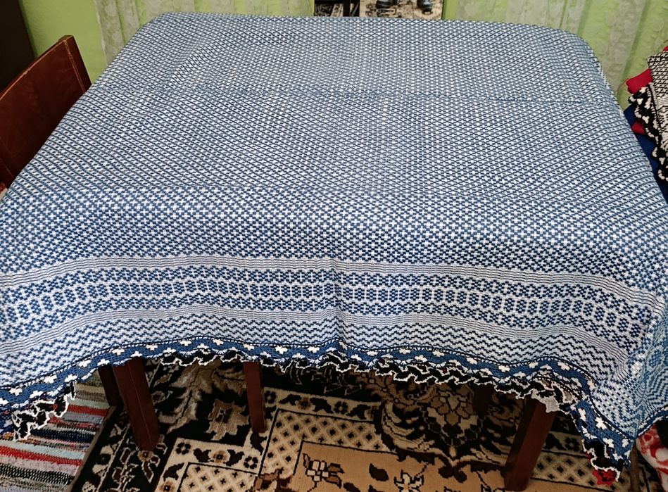 față de masă cu ciucuri