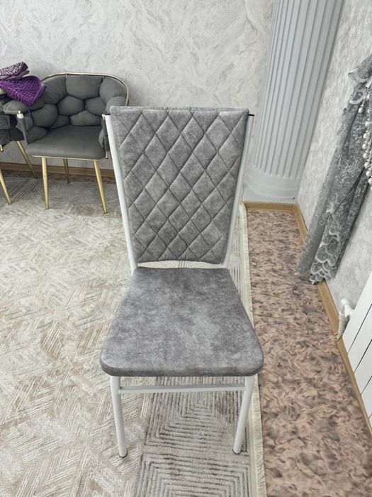 Продам новый стол и стулья