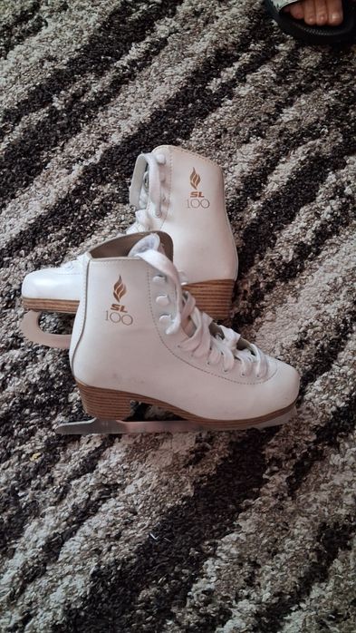 Продам коньки фигурные