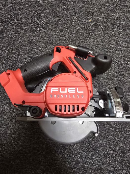 Акумулаторен безчетков ръчен циркуляр Milwaukee M18CCS55