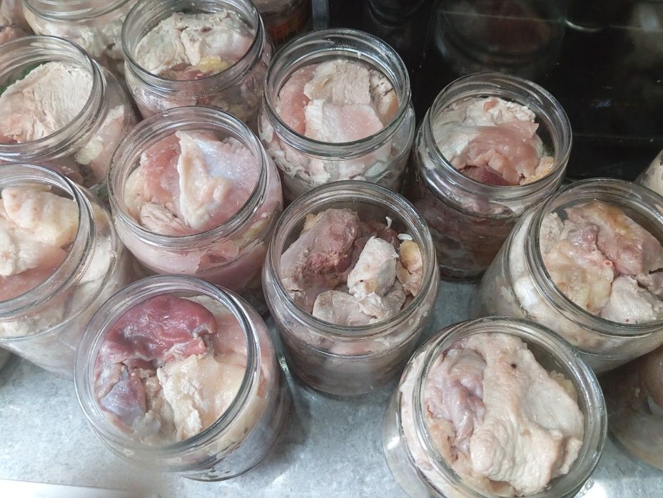 Домашна зимнина-пуешко месо,люти чушки,сладко