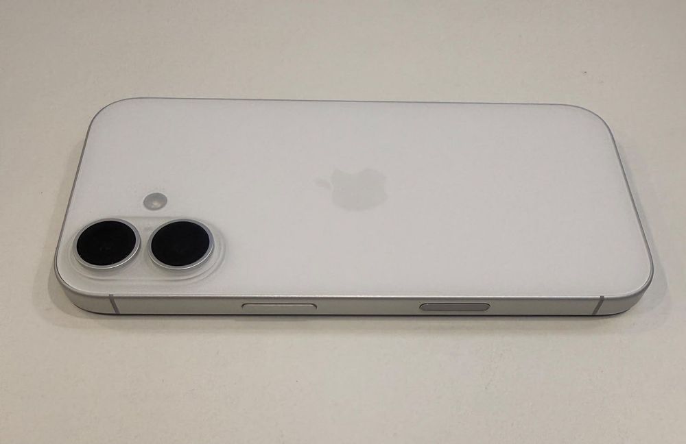 iPhone 17 256GB бял