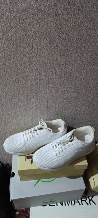 Кроссовки новые белые спортивные