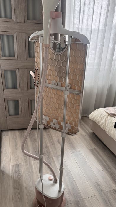 Паровой утюг с вешалкой