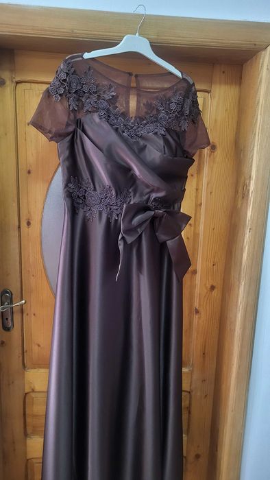 Vând rochie de gală xl masura 44.Rochia este noua.nepurtată,fara eticheta.Pret 275 lei0