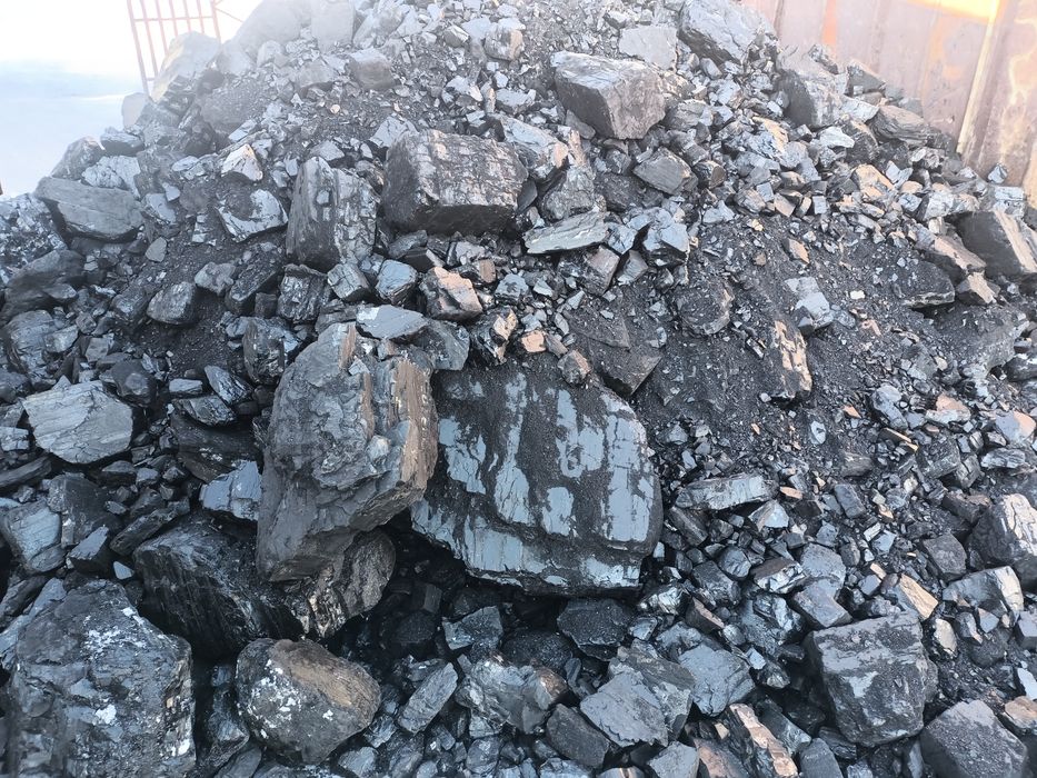 Уголь и дрова в мешках