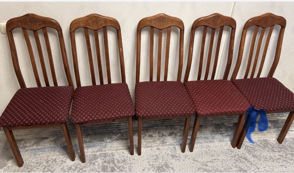 Продаю стол со стулями