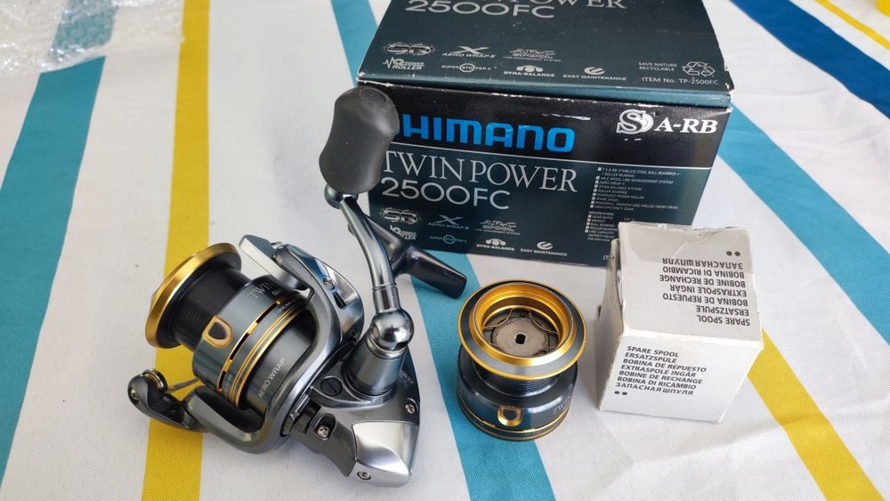 Vând mulineta Shimano Twin power 2500 FC