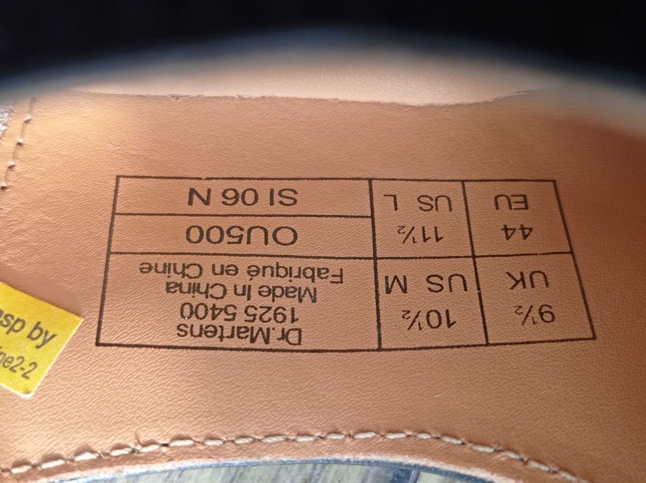 UK9.5 Нови Обувки Dr. Martens Black