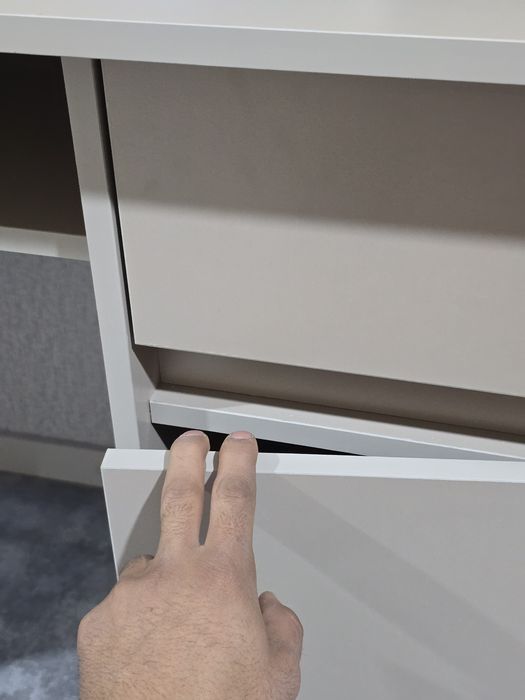 Yozuv stoli - Письменный стол