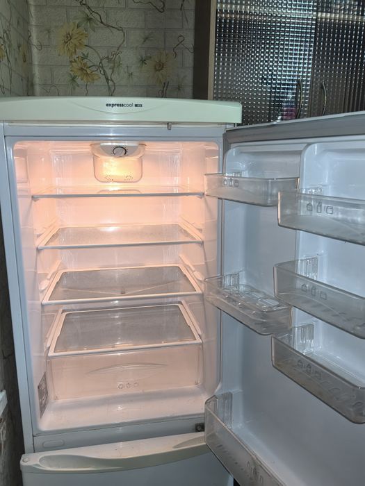 Продам рабочий холодильник Б/У