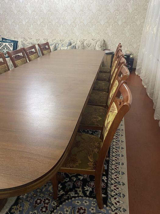 Стол с 12 стульями