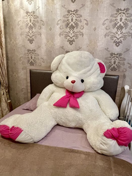 Плюшевый огромный медведь