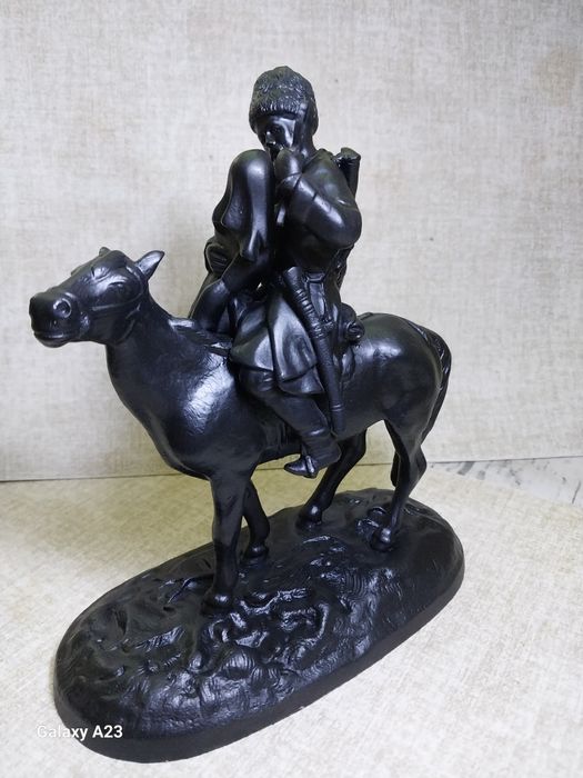 Продается чугунная статуетка