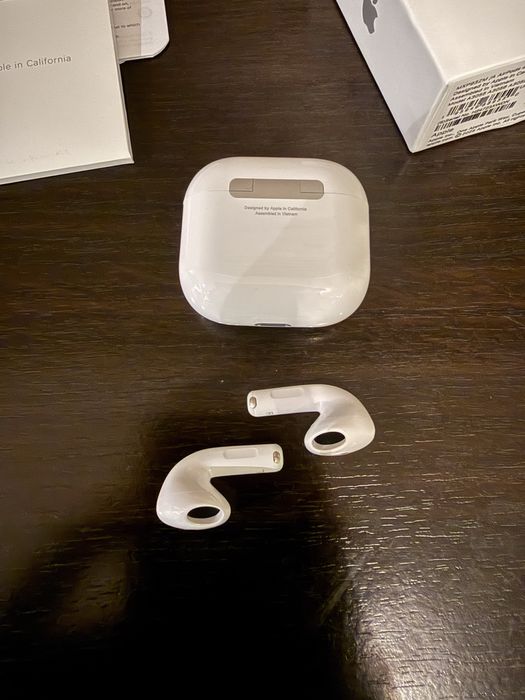 Apple Airpods 4  .