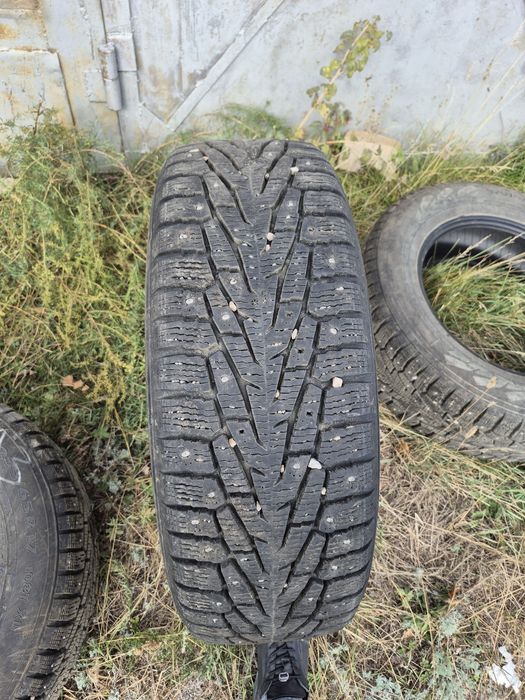 Продам шины зимние с шипами r17