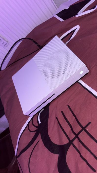 XBOX One S 500GB insotit de 2 controllere si account cu game pass