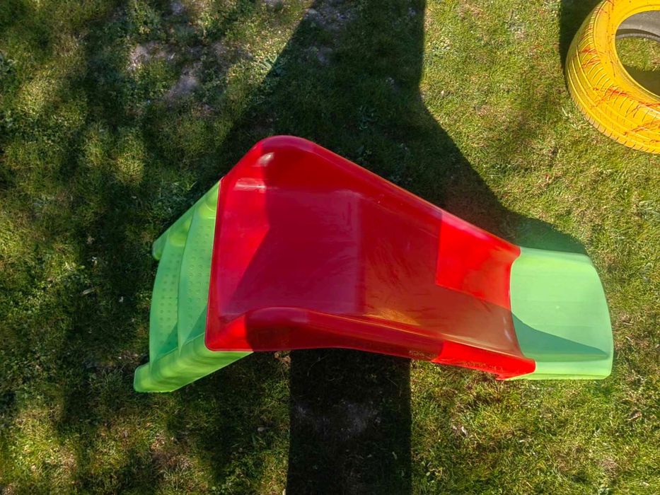 Детска люлка и пързалка