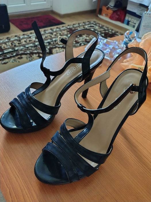 Sandale negre cu toc