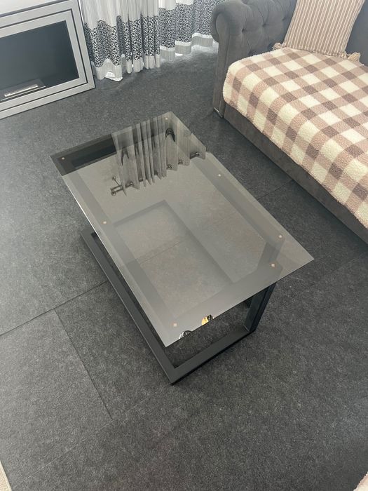 Vând mese metalice cu blat de sticlă