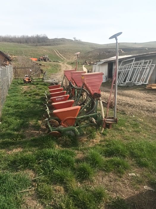 Vând semanatoare porumb pe patine nodet pe 6 rânduri