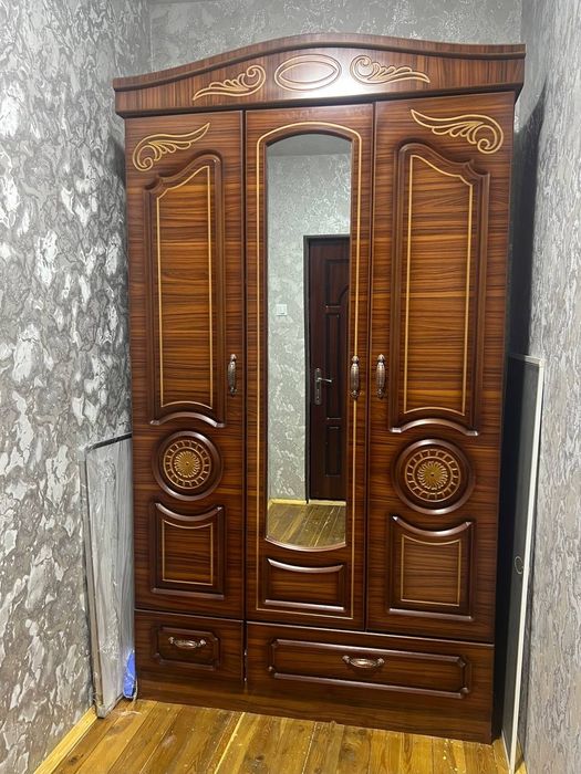 Шкаф с зеркалом — 3-дверный, вместительный.