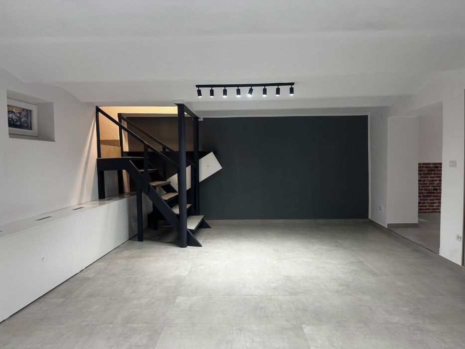 Ofer spre inchiriere spatiu cental,demisol