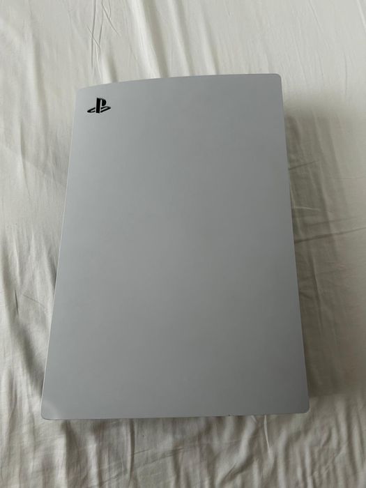PS5 + 2 controllere + 2 jocuri + incarcator
