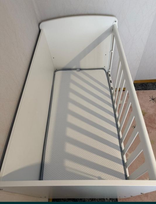 Бебешка кошара с чекмеджета + матрак