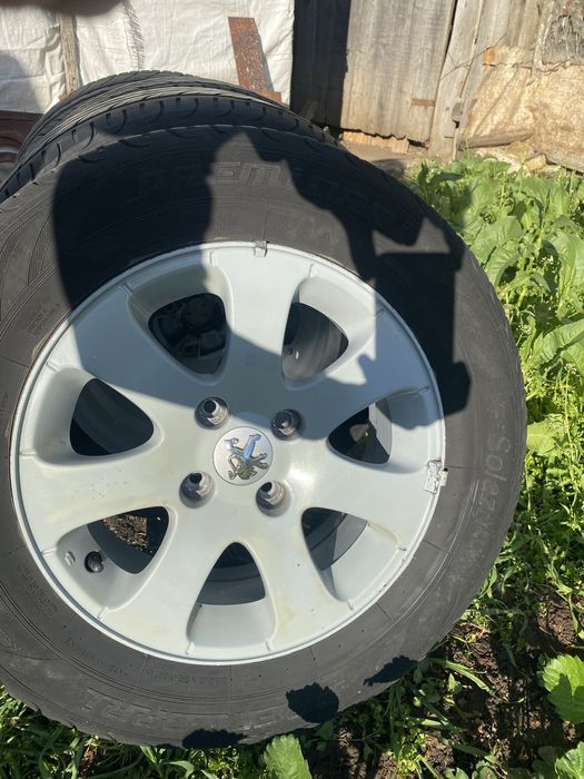 Продават се гуми с джантите Peugeot 4x108