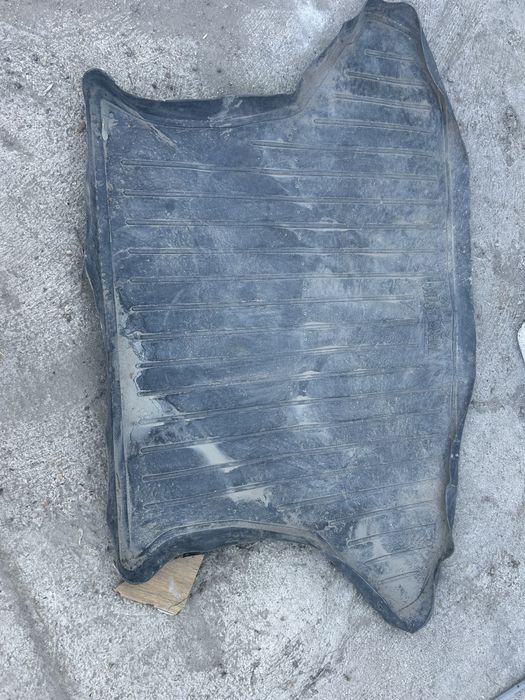 Резиновый коврик в багажник