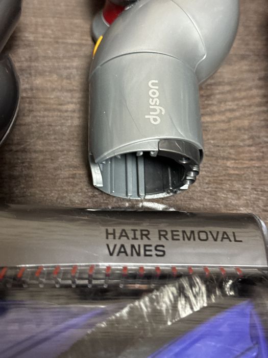 Perie Dyson V12 motorizara plus accesorii  originale noi