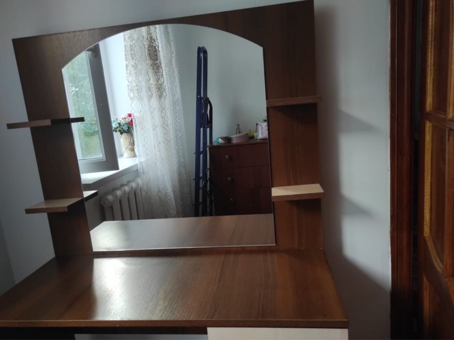 Продам зеркальный шкаф