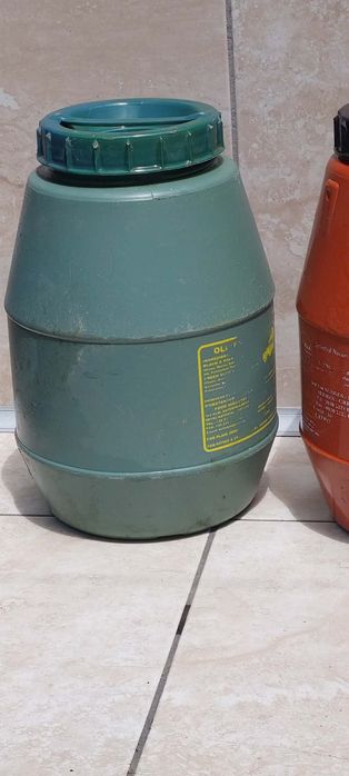 Продавам пластмасови бидони
