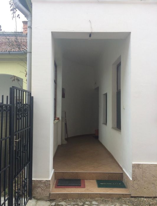 De închiriat apartament la casă, două camere, hol, spatiu ptr gătit, baie, ideal ptr activitate de birou, sau locuință. Alba Iulia-Centru, zona ANAF